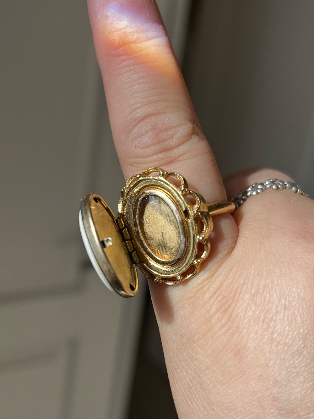 Vintage 70s Avon locket ring - Picture 3 of 4
